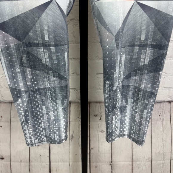 Evolution and Creation Geometric Print Capri Length Leggings Size Medium - Picture 2 of 5
